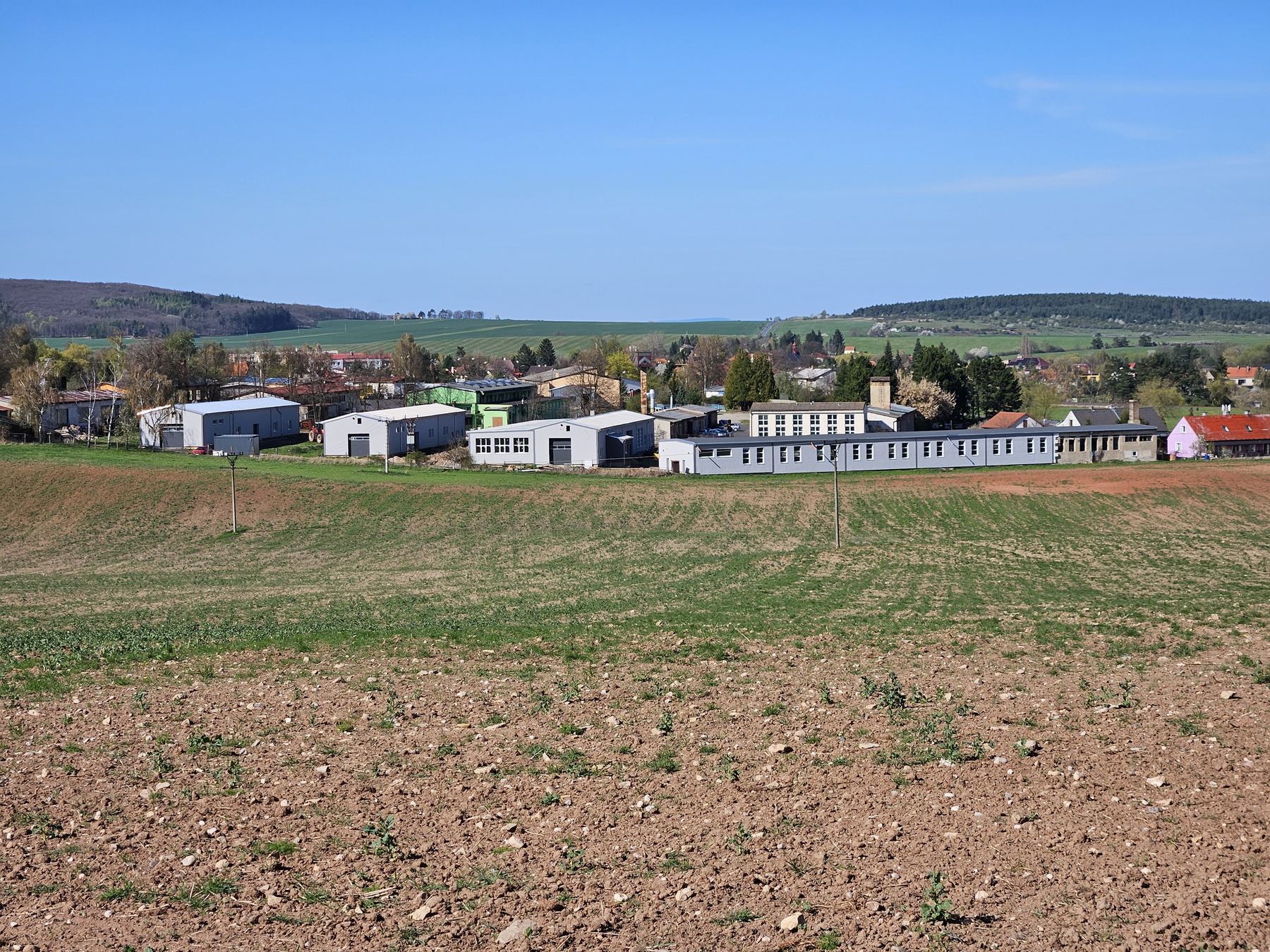 Areál Otevřené dílny Vroutek — panorama bývalých STS dílen.